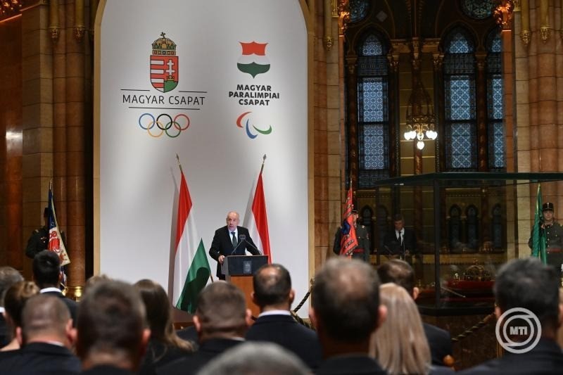 Sulyok Tamás köztársasági elnök beszédet mond a Párizsban megrendezett XXXIII. Nyári Olimpiai Játékokon és a XVII. Nyári Paralimpiai Játékokon kiemelt eredményt elért sportolók és sportszakemberek állami kitüntetéseinek átadásán a Parlament kupolacsarnokában 2024. szeptember 26-án. MTI/Koszticsák Szilárd