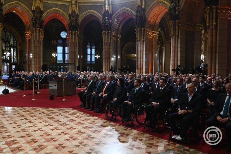 Sulyok Tamás köztársasági elnök (első sorban, b), mellette Kövér László házelnök (b2) és Orbán Viktor miniszterelnök (b3) a Párizsban megrendezett XXXIII. Nyári Olimpiai Játékokon és a XVII. Nyári Paralimpiai Játékokon kiemelt eredményt elért sportolók és sportszakemberek állami kitüntetéseinek átadásán a Parlament kupolacsarnokában 2024. szeptember 26-án. MTI/Máthé Zoltán