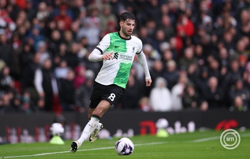 Szoboszlai Dominik, a Liverpool játékosa vezeti a labdát az angol első osztályú labdarúgó-bajnokság, a Premier League 32. fordulójában játszott Manchester United- FC Liverpool mérkőzésen a manchesteri Old Trafford stadionban 2024. április 7-én. A találkozó 2-2-es döntetlennel végződött. MTI/EPA/Adam Vaughan