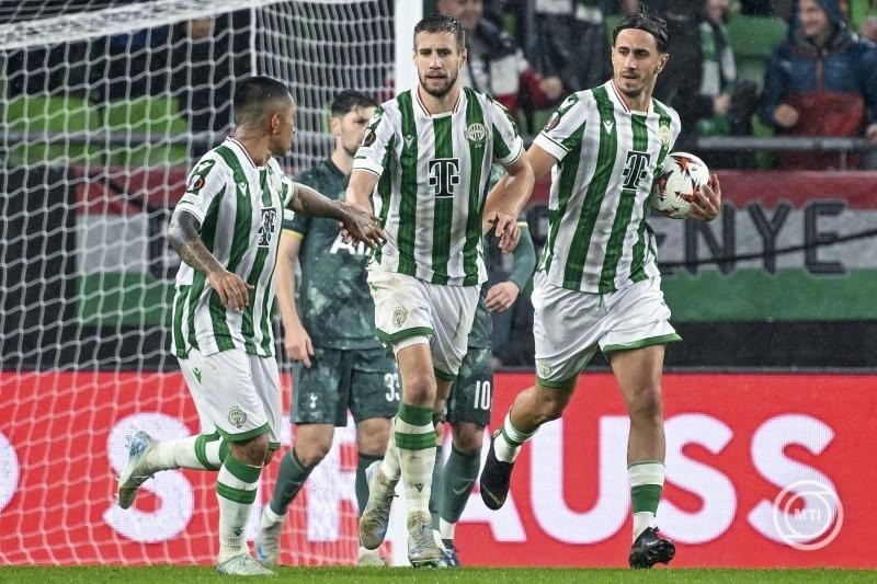 A gólszerző Varga Barnabásnak (k), a Ferencváros játékosának gratulálnak csapattársai a labdarúgó Európa-liga alapszakaszának 2. fordulójában játszott Ferencvárosi TC - Tottenham Hotspur mérkőzésen a budapesti Groupama Arénában 2024. október 3-án. Az angol csapat 2-1-re győzött. MTI/Illyés Tibor