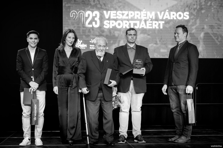 Dr. Keszthelyi Csaba (középen) páratlan pályafutását 2023-ban Veszprém Város Sportjáért díjjal jutalmazták