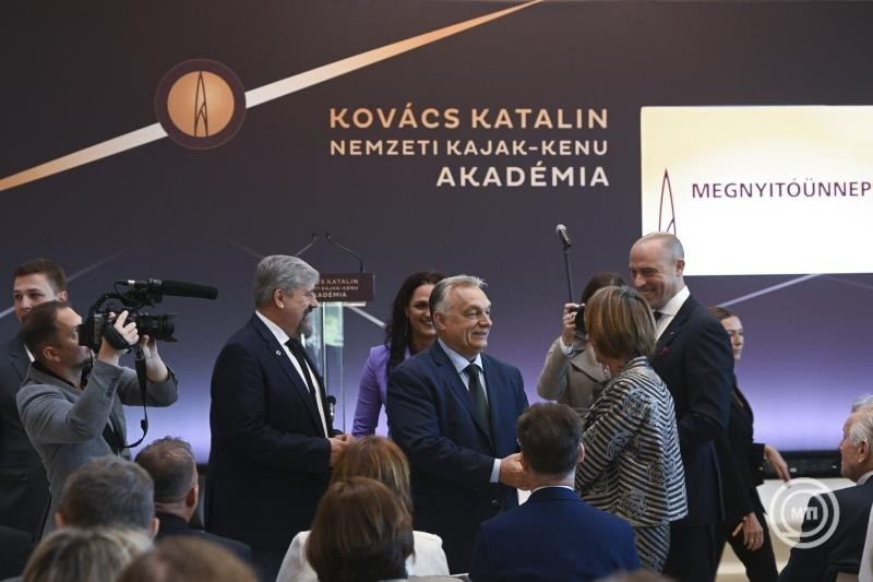 Sukoró, 2024. október 12. Orbán Viktor miniszterelnök (középen) a Kovács Katalin Nemzeti Kajak-Kenu Akadémia megnyitó ünnepségén Sukorón 2024. október 12-én. A sportkomplexum több mint 20 ezer négyzetméteren terül el a Velencei-tó partján. A kormányfő mögött az akadémia háromszoros olimpiai, 31-szeres világ- és 29-szeres Európa-bajnok névadó elnöke, Kovács Katalin, balról Mocsai Lajos, a Testnevelési Egyetemért Alapítvány kuratóriumi elnöke, jobbról Schmidt Ádám sportért felelős államtitkár. MTI/Koszticsák Szilárd