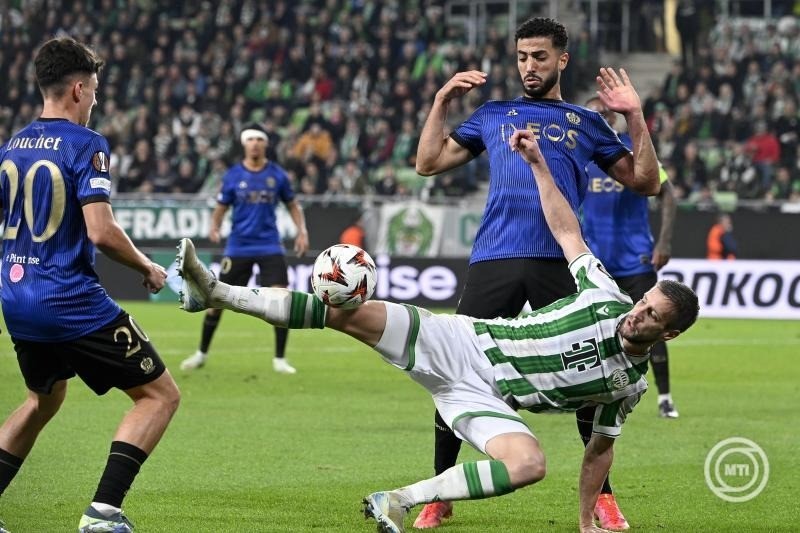 Varga Barnabás, a Ferencváros játékosa (elől) és Mohamed Abdelmonem, a Nice játékosa a labdarúgó Európa-liga alapszakaszának 3. fordulójában játszott Ferencvárosi TC - OGC Nice mérkőzésen a budapesti Groupama Arénában 2024. október 24-én. MTI/Szigetváry Zsolt