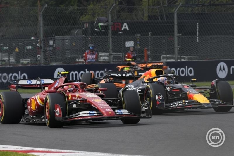 Mexikóváros, 2024. október 27. Carlos Sainz, a Ferrari spanyol versenyzője (b) és Max Verstappen, a Red Bull holland versenyzője a Forma-1-es autós gyorsasági világbajnokság Mexikói Nagydíján a mexikóvárosi Hermanos Rodríguez versenypályán 2024. október 27-én. MTI/AP/Moises Castillo