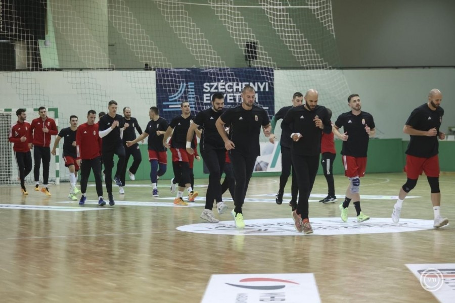 A Szlovákia elleni férfi kézilabda Európa-bajnoki selejtezőre készülő magyar válogatott tagjai a győri Magvassy Mihály Sportcsarnokban tartott edzésen 2024. november 5-én. MTI/Tóth Zsombor