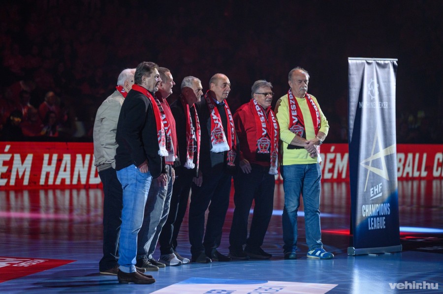 A Veszprém Arénában köszöntötték a negyven évvel ezelőtt kupagyőzelmet ünneplő veszprémi csapatot