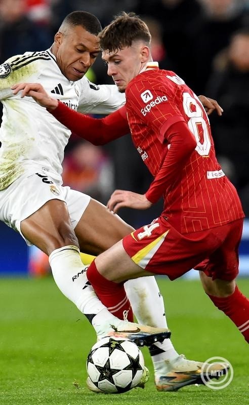 Liverpool, 2024. november 27. Conor Bradley, a Liverpool (jobb) és Kylian Mbappé, a Real Madrid játékosa a labdarúgó Bajnokok Ligája alapszakaszának ötödik fordulójában játszott Liverpool-Real Madrid mérkőzésen a liverpooli Anfield Road-i Stadionban 2024. november 27-én. MTI/EPA/Peter Powell