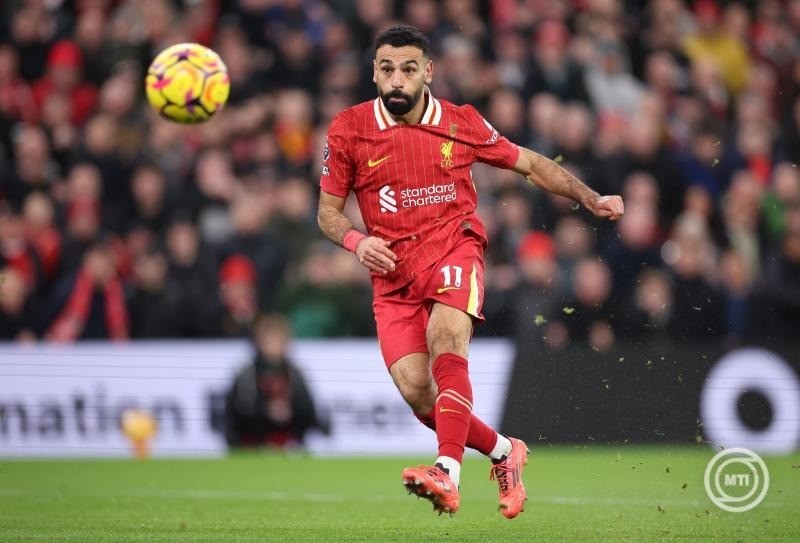 Mohamed Szalah, a Liverpool játékosa az angol első osztályú labdarúgó-bajnokságban játszott Liverpool-Manchester City mérkőzésen a liverpooli Anfield Road-i Stadionban 2024. december 1-jén. Balról a második Szoboszlai Dominik. MTI/EPA/Adam Vaughan