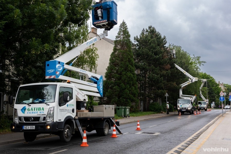 A Gátiba Solar kollégái dolgoznak a lámpatestek cseréin (archív)