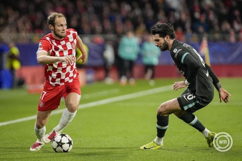 Szoboszlai Dominik, a Liverpool (j) és Daley Blind, a Girona játékosa a labdarúgó Bajnokok Ligája alapszakaszának hatodik fordulójában játszott Girona-Liverpool mérkőzésen a gironai Estadi Montliviben 2024. december 10-én. MTI/EPA/EFE/David Borrat