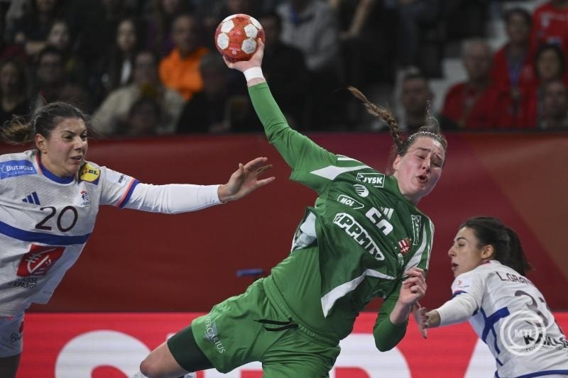 Bécs, 2024. december 15. Kuczora Csenge (k), valamint a francia Laura Flippes (b) és Lucie Granier (j) a női kézilabda Európa-bajnokság harmadik helyéért játszott Franciaország - Magyarország mérkőzésen a Wiener Stadthalléban 2024. december 15-én. MTI/Czeglédi Zsolt