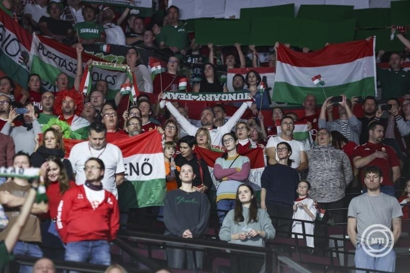 Bécs, 2024. december 15. Magyar szurkolók a női kézilabda Európa-bajnokság harmadik helyéért játszott Franciaország - Magyarország mérkőzésen a Wiener Stadthalléban 2024. december 15-én. MTI/Tóth Zsombor