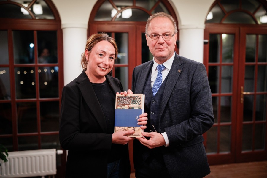 Oszkai Réka a sümegi Kisfaludy Sándor Művelődési Központ, Könyvtár és Emlékház intézményvezetője, valamint Navracsics Tobor, közigazgatási és területfejlesztési miniszter, Sümeg országgyűlési képviselője a kötettel