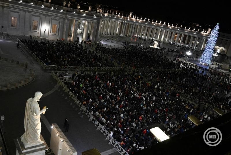  Hívők népesítik be a vatikáni Szent Péter teret a "Remény zarándokai" mottóval meghirdetett jubileumi szentév megnyitási szertartásának kezdete előtt 2024. december 24-én. MTI/EPA-ANSA/Ettore Ferrari 