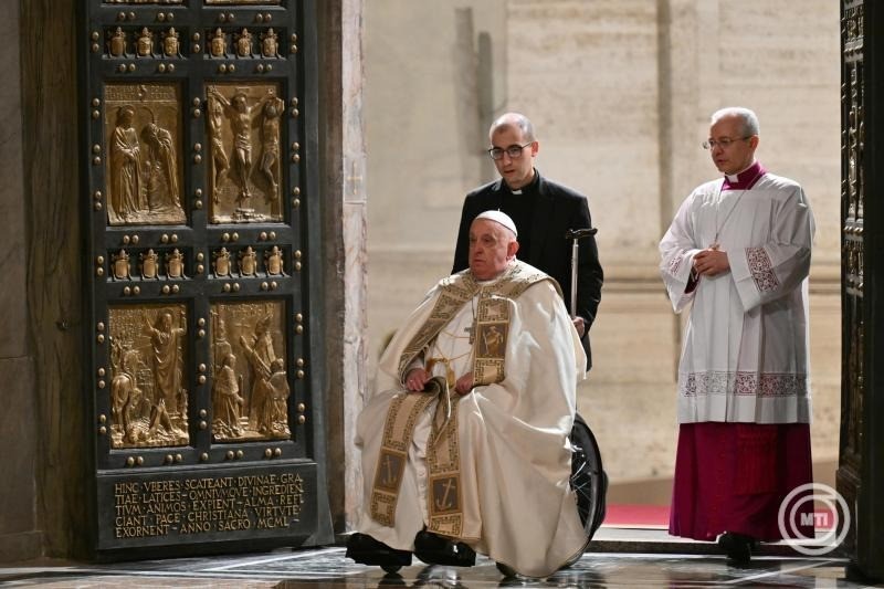  Ferenc pápa ünnepi miséjén megnyitja a vatikánvárosi Szent Péter-bazilika szent kapuját, amelynek keretében elindítja a "Remény zarándokai" mottóval meghirdetett jubileumi szent évet 2024. december 24-én. MTI/EPA pool/Remo Casilli