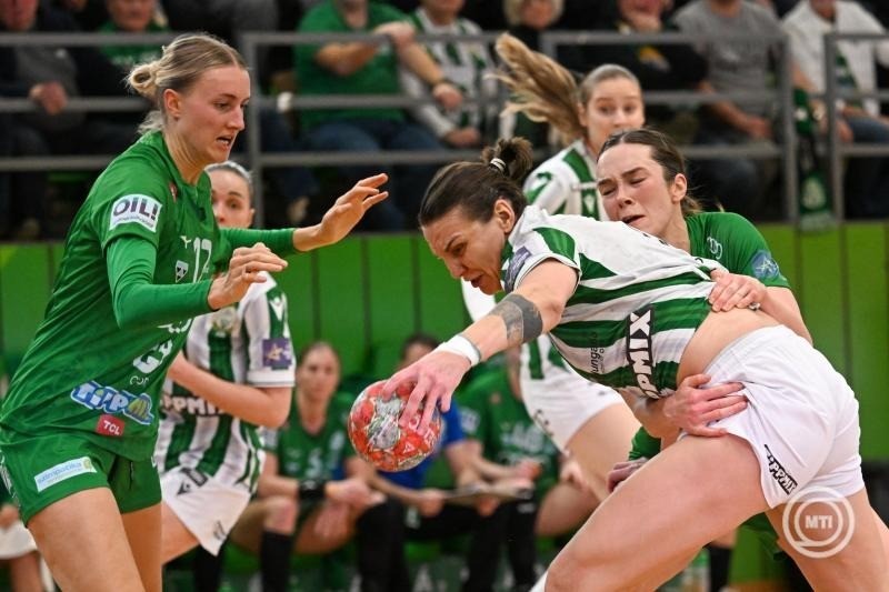 Kelly Dulfer (b) és Kari Brattset Dale (j), a Győr, valamint Dragana Cviji (j2), a Ferencváros játékosa a női kézilabda NB I-ben játszott FTC-Rail Cargo Hungaria - Győri Audi ETO KC mérkőzésen a fővárosi Elek Gyula Arénában 2025. január 4-én. MTI/Illyés Tibor