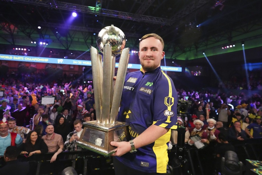 Az angol Luke Littler a trófeával, miután gyõzött a dartsvilágbajnokság döntõjében, a holland Michael van Gerwen elleni mérkõzésén Londonban 2025. január 3-án. MTI/AP/Kirsty Wigglesworth