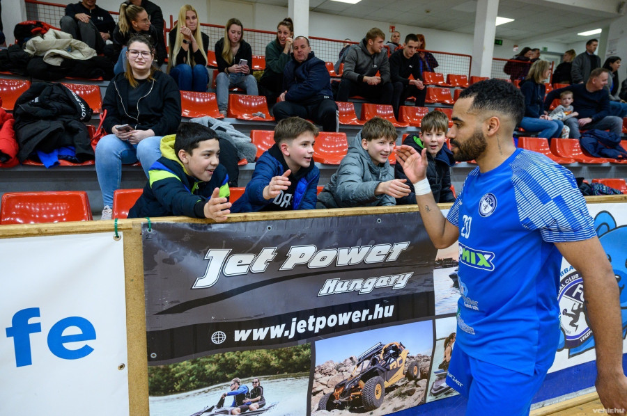 Thiago hálás a szurkolóknak a támogatásért (archív fénykép)