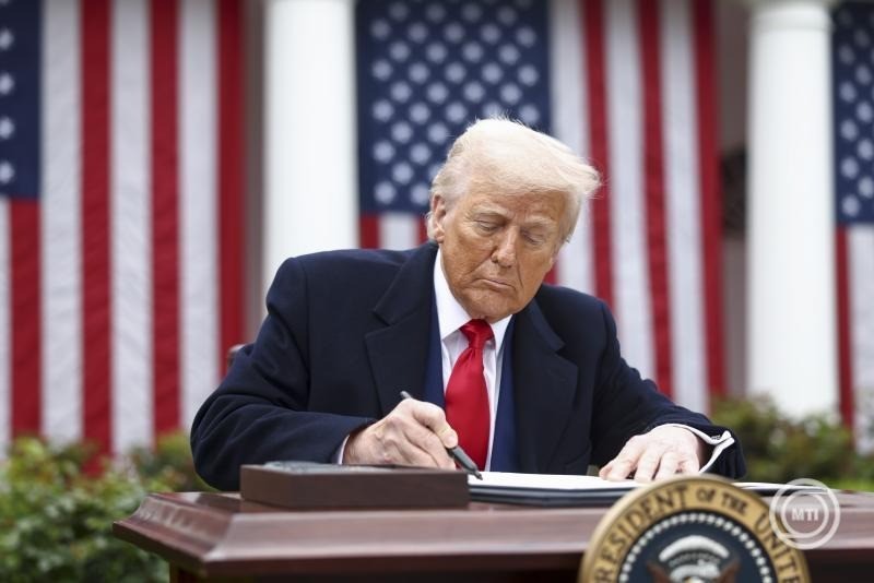 Trump amerikai elnök aláírja az amerikai kereskedelmi partnerekkel szembeni új, viszonossági vámokat bevezető rendeletet a washingtoni Fehér Házban 2025. április 2-án. Az Egyesült Államok kiemelt kereskedelmi partnerei és szövetségesei közül az Európai Unióra megállapított 20 százalék és a Kínára kiszabott 34 százalék mellett Japán esetében 24 százalék, Indiára 26 százalék, az Egyesült Királyságra és Brazíliára 10 százalék lesz a viszonossági vám, az Izraelből az Egyesült Államokba szállított termékek után pedig 17 százalékot kell fizetni. MTI/EPA pool/Jim Lo Scalzo