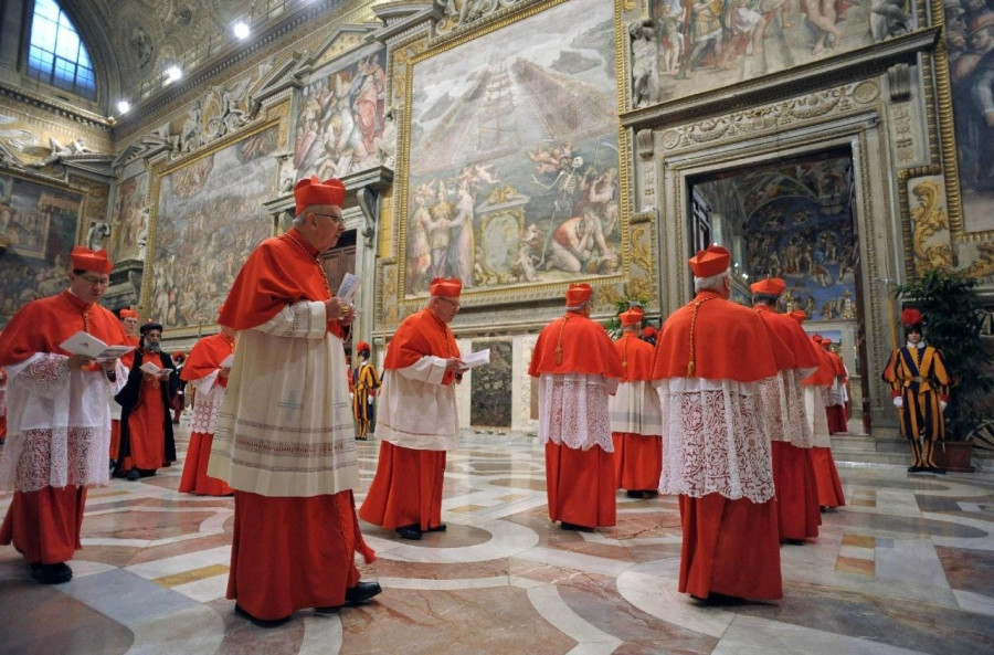 A bíborosok bevonulnak a Sixtus-kápolnába a 2013-as konklávén (fotó: VaticanNews)