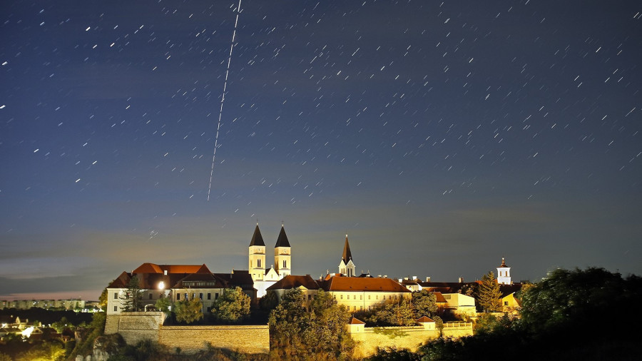A Nemzetközi Űrállomás íve – fedélzetén Kapu Tiborral – a veszprémi vár felett 2025. június 28-án hajnalban. Technika: Canon EOS 6D, Canon 16-35 L f/2,8 objektív, f/3,5, ISO 4000, 4 s, 22 képből álló sorozatfelvétel összesítése.