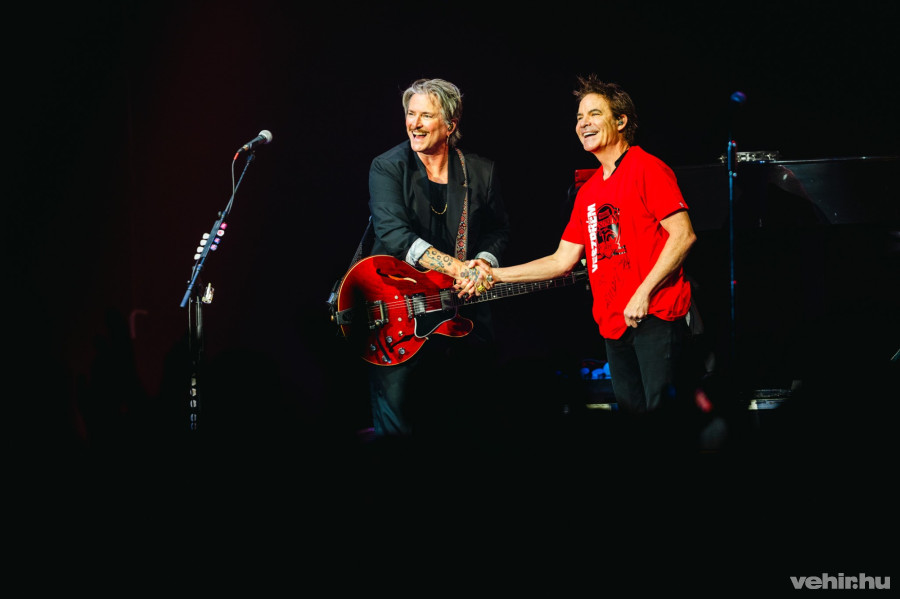 A közönség soraiba repült a dedikált veszprémi kézilabda-mez