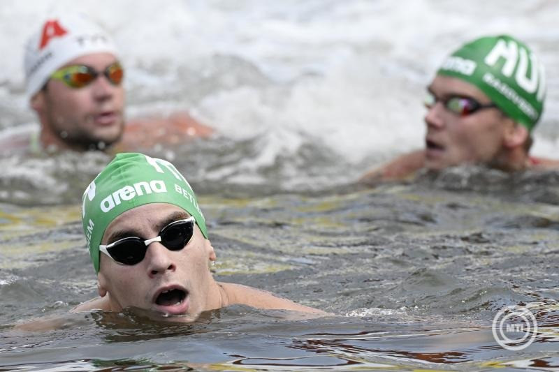 Az ezüstérmes Betlehem Dávid (b) a férfi nyíltvízi úszók 3 kilométeres kieséses versenyének céljában a szingapúri vizes világbajnokságon a Sentosa-szigetnél 2025. július 19-én. MTI/Koszticsák Szilárd