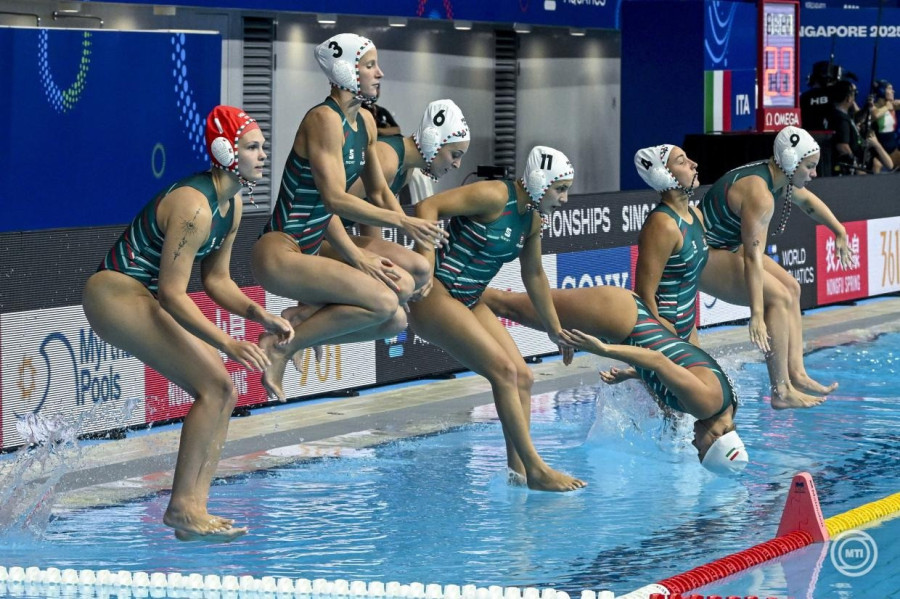 A medencébe ugranak a magyar csapat játékosai a női vízilabdatorna negyeddöntőjében játszott Magyarország - Olaszország mérkőzés előtt a szingapúri vizes világbajnokságon az OCBC Aquatic Centre-ben 2025. július 19-én. MTI/Koszticsák Szilárd