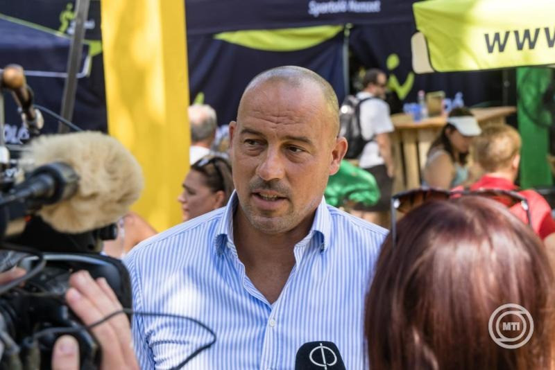 Schmidt Ádám, a Honvédelmi Minisztérium sportért felelős államtitkára nyilatkozik a sajtónak a Sportoló Nemzet Program Sportgarden rendezvényhelyszínén a 34. Művészetek Völgye fesztiválon Kapolcson 2025. július 21-én. MTI/Katona Tibor
