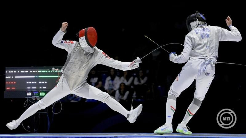 Szemes Gergő (j) és a későbbi győztes hongkongi Ryan Csoj Csun Jin asszója a férfi tőrözők elődöntőjében a tbiliszi vívó-világbajnokságon 2025. július 23-án. Szemes Gergő bronzérmet nyert. MTI/Czeglédi Zsolt