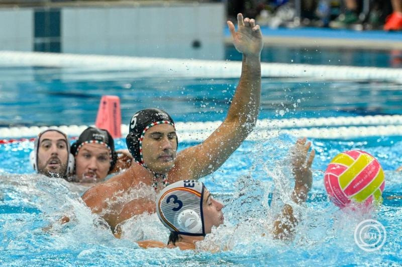 Vámos Márton (k) és a spanyol Alvaro Granados Ortega (elöl) a férfi vízilabdatorna döntőjében játszott Spanyolország - Magyarország mérkőzésen a szingapúri vizes világbajnokságon az OCBC Aquatic Centre-ben 2025. július 24-én. MTI/Koszticsák Szilárd