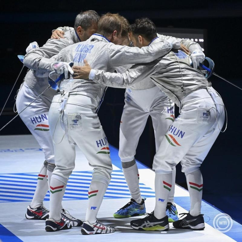 A magyar csapat a férfi kardozók csapatversenyének döntője előtt a tbiliszi vívó-világbajnokságon 2025. július 28-án. A csapat 45-37-re kikapott az olaszoktól. MTI/Czeglédi Zsolt