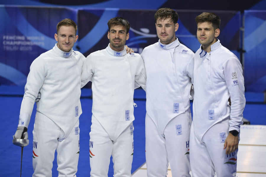 Andrásfi Tibor, Koch Máté, Keszthelyi Zsombor és Siklósi Gergely (b-j) a férfi párbajtõrözõk csapatversenyében a legjobb tizenhat közé kerülésért kiírt mérkõzésük elõtt a tbiliszi vívó-világbajnokságon 2025. július 29-én. MTI/Czeglédi Zsolt