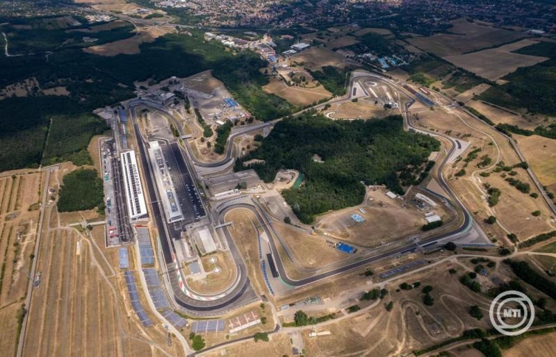 A drónnal készült felvételen a megújult főépület és főlelátó a Hungaroringen, a mogyoródi versenypálya felújított épületeit bemutató sajtótájékoztató napján, 2025. június 19-én. MTI/Máthé Zoltán