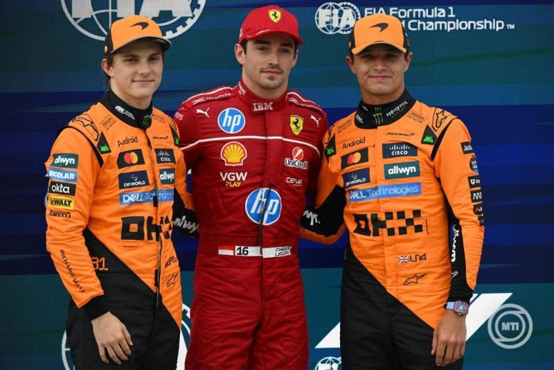 A győztes Charles Leclerc, a Ferrari monacói versenyzője (k), a második helyezett Oscar Piastri, a McLaren ausztrál versenyzője (b) és csapattársa, a harmadik helyezett brit Lando Norris (j) a Forma-1-es Magyar Nagydíj időmérő edzésén a mogyoródi Hungaroringen 2025. augusztus 2-án. MTI/Czeglédi Zsolt