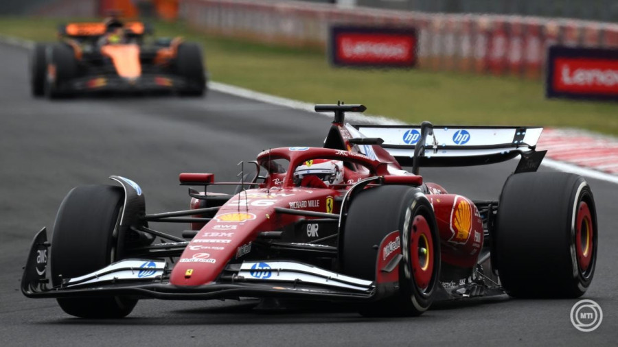 A 70 körös mogyoródi futamot George Russell, a Mercedes brit versenyzője zárta a harmadik helyen, míg a pole pozícióból rajtoló monacói Charles Leclerc negyedik lett a Ferrarival.  A rajtnál Leclerc remekül jött el és az első kanyarba gond nélkül fordult be az első helyen. A két McLaren-versenyző csatájából közben Norris jött ki nagyon rosszul, a mögötte érkezők közül ugyanis ketten - Russell és Fernando Alonso (Aston Martin) - is meg tudták előzni, miután a Piastri elleni küzdelemben nem helyezkedett túlságosan jól. Kisvártatva aztán Norris lehagyta Alonsót, az ötödik körben így Leclerc, Piastri, Russell, Norris, Alonso volt a sorrend az első öt helyen. Közben a nyolcadik pozícióból startolt, címvédő Max Verstappen egyet tudott előzni a Red Bullal, így Gabriel Bortoleto (Sauber) mögött hetedik volt.  Hosszú körökig nem történt változás az élmezőnyben, majd a 18. kör végén Piastri a boxba hajtott kerékcserére, erre pedig azonnal reagált a Ferrari: Leclerc autójára a 19. körben raktak fel új abroncsokat, ugyanekkor Russell is bent járt a Mercedes garázsánál friss gumikért.  Norris a csapatrádión egyeztetve úgy döntött, hogy megpróbálja az egy boxkiállásos stratégiát, így a pályán maradt és vezette a versenyt. Mögötte Leclerc, Piastri, Russell volt a sorrend. Miközben Norris a mérnökével arról egyeztetett, hogy pontosan mikor kellene kihajtania a boxba a kerékcserére, Leclerc azt jelezte a Ferrarinak, hogy elveszítik a versenyt, ha ebben a mederben folytatódik minden.  Norris végül a 31. kör végén kapott új gumikat a McLaren-szerelőktől, így Leclerc visszavette a vezetést. A Ferrari monacói pilótáját nagyjából 1.5 másodperces hátránnyal követte Piastri, míg a harmadik Russell hátránya kis híján 10 másodperc volt Leclerc-rel szemben. Negyedikként Norris, ötödikként Alonso száguldott, a kétszeres világbajnok spanyol mögött Bortoleto, Liam Lawson (RB), Verstappen volt a sorrend.  Leclerc a 40. kör végén letudta a második kerékcseréjét, három körrel később Russell is a boxban járt, a 45. körben pedig Piastri autójára is felkerültek a friss abroncsok.  A vezetést így az egy kerékcserével tervező Norris vette át, mögötte Leclerc, Piastri, Russell volt a sorrend. Nem sokáig maradt azonban ez az állás, a jelentős mértékben lelassuló Leclerc-t ugyanis utolérte és feltűnően könnyedén megelőzte Piastri.  A Ferrari monacói versenyzője rádión "kiosztotta" a csapatot, és azt mondta, az autója "vezethetetlen", ami azért következett be, mert "nem hallgattak rá", pedig másképpen kezelte volna azokat a problémákat, amelyekről a verseny előtt egyeztettek.  A győzelemre innentől csak a két McLaren-pilótának maradt esélye: Piastri viszonylag gyorsan közeledett az élen száguldó Norrishoz, aki a lekörözöttekkel is küzdött és egyébként is lassabb volt csapattársánál. Közben Russell második próbálkozásra megelőzte a frusztráltsága miatt talán túlzottan agresszívan védekező Leclerc-t, s ezzel megkaparintotta a harmadik pozíciót.  A hajrában Piastri próbálkozott ugyan - egyszer majdnem neki is ütközött az élen száguldó csapattársának -, de nem tudta megelőzni Norrist, aki pályafutása során első alkalommal diadalmaskodott Magyarországon. A McLaren-istállónak ez volt a 200. futamgyőzelme az F1-ben.  A Red Bullnál 200. futamát teljesítő Verstappen végül kilencedik lett, míg a karrierje 370. versenyén induló Hamilton a 12. pozícióban fejezte be a viadalt a másik Ferrarival.  A világbajnokság a nyári szünetet követően augusztus utolsó hétvégéjén folytatódik a hollandiai Zandvoortban.