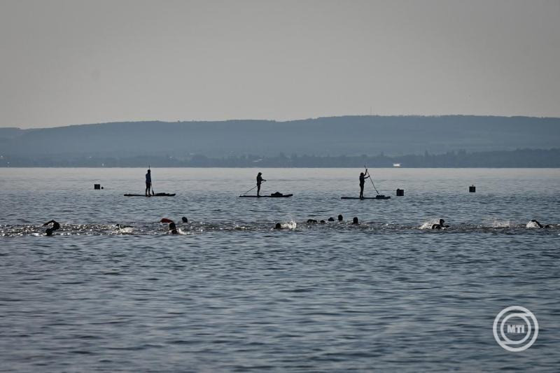 A 43. Lidl Balaton-átúszás résztvevői Révfülöpnél 2025. augusztus 9-én. MTI/Krizsán Csaba