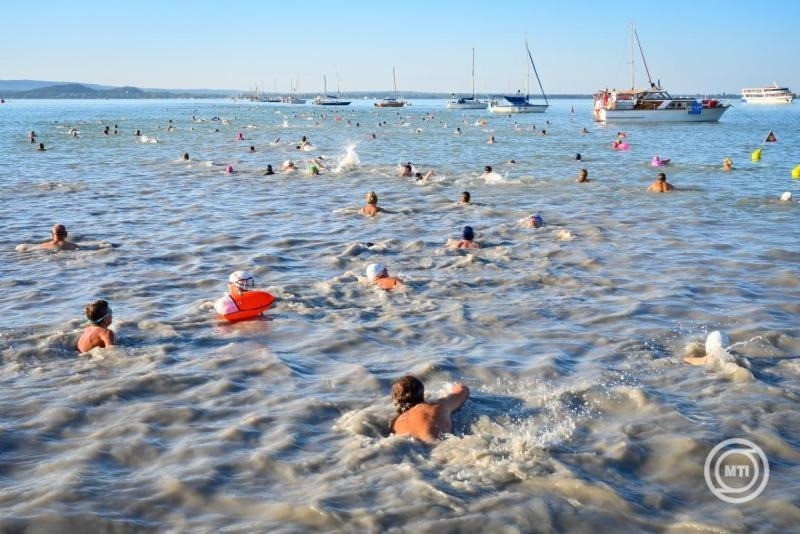 A 43. Lidl Balaton-átúszás résztvevői Révfülöpnél 2025. augusztus 9-én. MTI/Krizsán Csaba