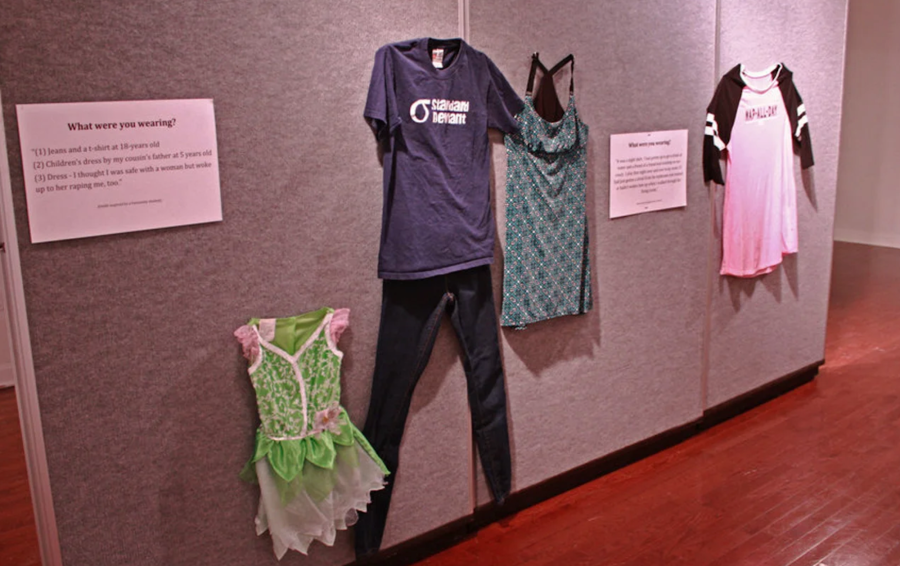 A „Mit viseltél azon a napon?” kiállítást 2013-ban rendezték meg Brüsszelben, ahol tizennyolc ruhát mutattak be – köztük pólót, farmert, pizsamát és egy kislány rózsaszín ruhácskáját –, amelyeket nők viseltek, amikor megerőszakolták őket.