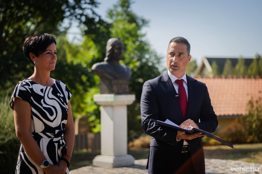 Kőszegi Ilona polgármester és Ovádi Péter parlamenti képviselő.