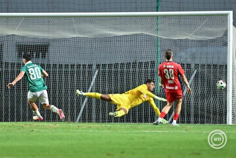 Zeljko Gravric, a Győr játékosa (b) gólt szerez a labdarúgó Konferencia-liga selejtezőjének negyedik fordulójában játszott ETO FC - Rapid Wien első mérkőzésen a győri ETO Stadionban 2025. augusztus 21-én. MTI/Illyés Tibor