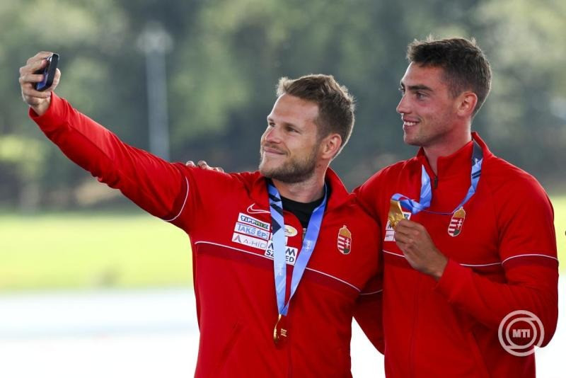 Az aranyérmes Kurucz Levente (j) és Nádas Bence a férfi kajak kettesek 500 méteres versenyének eredményhidetésén a milánói kajak-kenu világbajnokságon 2025. augusztus 24-én. MTI/Czeglédi Zsolt