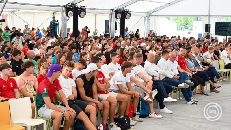 Résztvevők a Héraklész Szakmai Nap megnyitóján a sukorói Kovács Katalin Nemzeti Kajak-Kenu Akadémián 2025. augusztus 30-án. Az első sorban jobbról Schmidt Ádám, a Honvédelmi Minisztérium sportért felelős államtitkára, Kovács Katalin, a Nemzeti Kajak-Kenu Akadémia Alapítvány kuratóriumának elnöke (j2) és Baji Balázs, a Héraklész-program vezetője, a Nemzeti Sportfejlesztési és Módszertani Intézet főigazgatója (j3). MTI/Máthé Zoltán