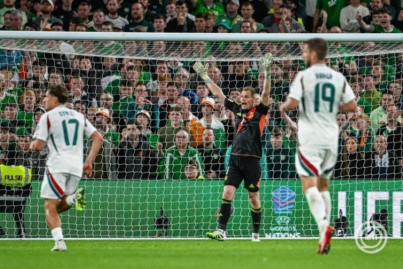 Dibusz Dénes kapus (k) az Írország-Magyarország labdarúgó világbajnoki selejtező mérkőzésen a dublini Aviva Stadionban 2025. szeptember 6-án. MTI/Bodnár Boglárka