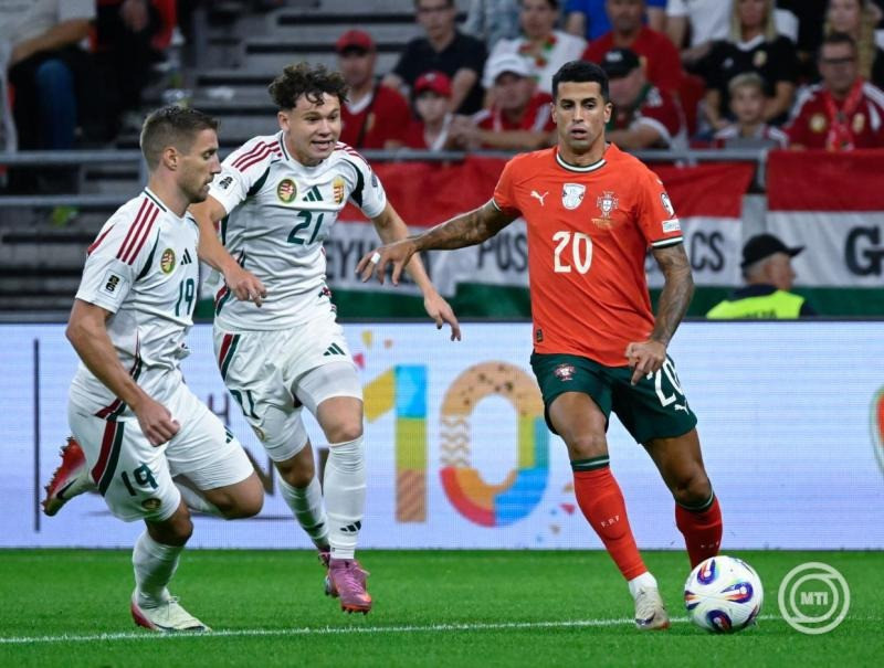 Varga Barnabás (b) és Tóth Alex (k), valamint a portugál Joao Cancelo a Magyarország - Portugália labdarúgó világbajnoki selejtező mérkőzésen a Puskás Arénában 2025. szeptember 9-én. MTI/Hegedüs Róbert