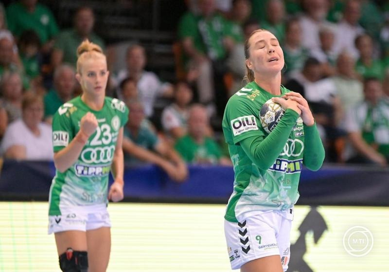 Győr, 2025. szeptember 13. A győri Anna Lagerquist (j) és Fodor Csenge a női kézilabda Bajnokok Ligája csoportkörének 2. fordulójában játszott Győri Audi ETO KC - Team Esbjerg mérkőzésen a győri Audi Arénában 2025. szeptember 13-án. MTI/Krizsán Csaba