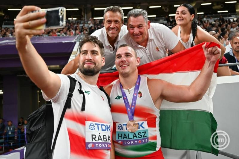Tokió, 2025. szeptember 16. A bronzérmes Halász Bence (elöl, j), a tizenegyedik helyen végzett Rába Dániel (elöl, b) valamint Igaz Bálint sportmasszőr, Németh Zsolt edző és Németh Zsanett kalapácsvető (hátul, b-j) a férfi kalapácsvetés döntője után a tokiói atlétikai világbajnokságon 2025. szeptember 16-án. MTI/Czeglédi Zsolt