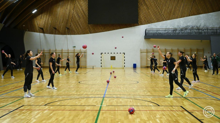 A női kézilabda-válogatott sajtónn mérkőzik meg Tatabányán szeptember 18-án. MTI/Hegedüs Róbert