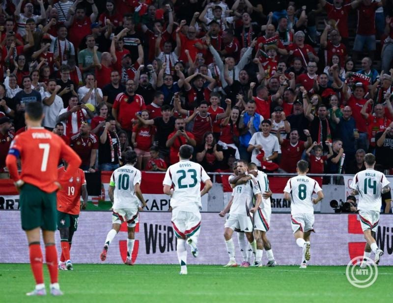 A magyar csapat gólöröme, középen a gólszerző Varga Barnabás a Magyarország - Portugália labdarúgó világbajnoki selejtező mérkőzésen a Puskás Arénában 2025. szeptember 9-én. Magyarország - Portugália 2-3. MTI/Hegedüs Róbert