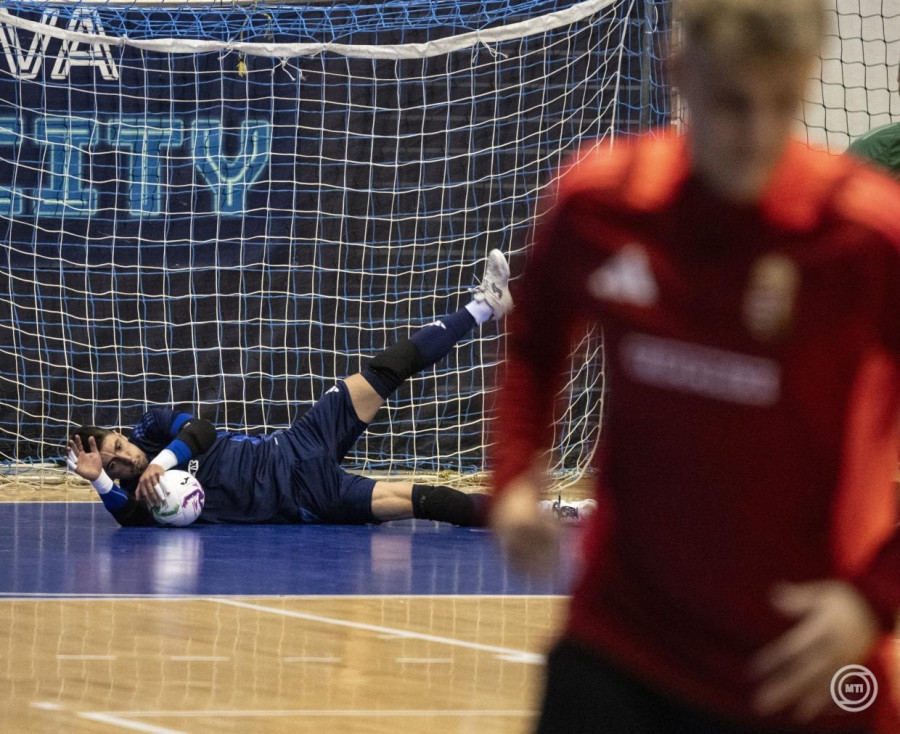 Alasztics Marcell kapus (k) a magyar futsalválogatott edzésén a craiovai Polyvalent Hall sportcsarnokban 2025. szeptember 23-án. A magyar csapat másnap Európa-bajnoki pótselejtező visszavágó mérkőzést játszik Románia ellen; az első meccsen a magyar válogatott 3-2-re győzött. MTI/Szigetváry Zsolt